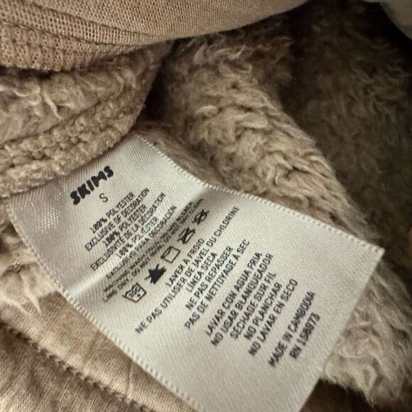 SKIMS Teddy Track Pants Sherpa in Desert Light Brown Tan Size  Medium NEW - Picture 4 of 5
